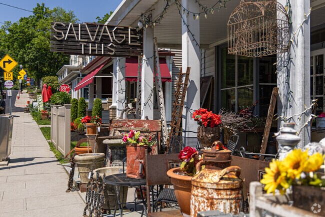 High Bridge has a walkable downtown with cafés, shops, and art studios that give the borough its artistic flair.