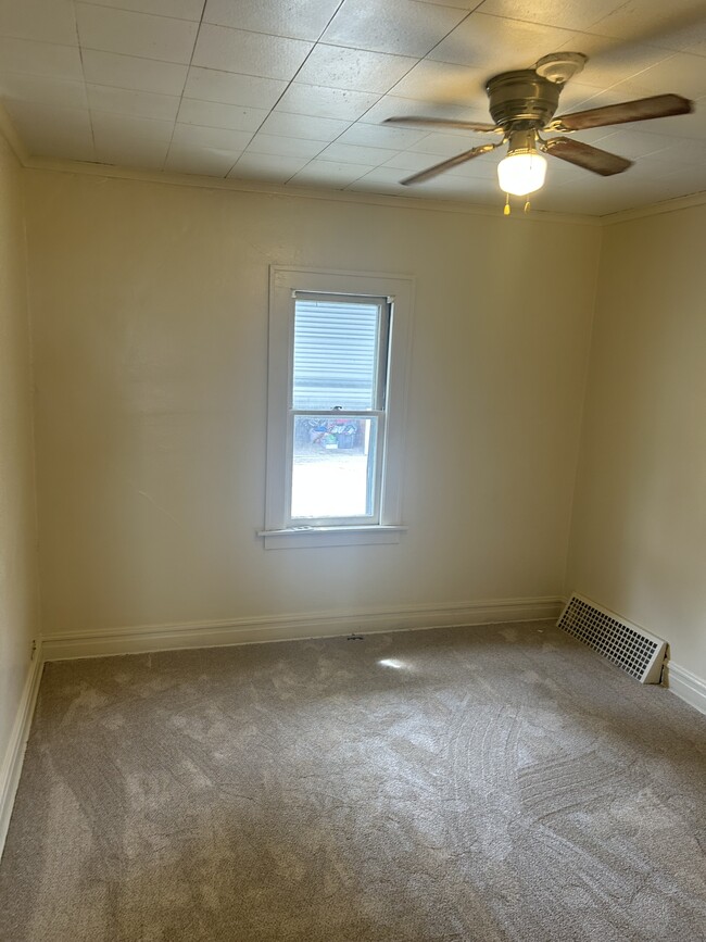 3041 S Hanson Ave unit Lower unit, Milwaukee, WI 53207 - photo 2