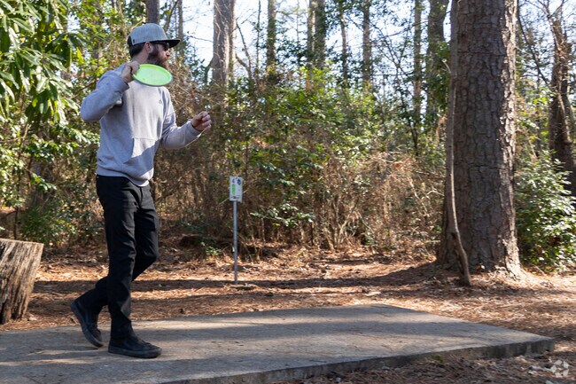 There are 18 disc golf holes at Mastin Lake Park in the neighborhood.