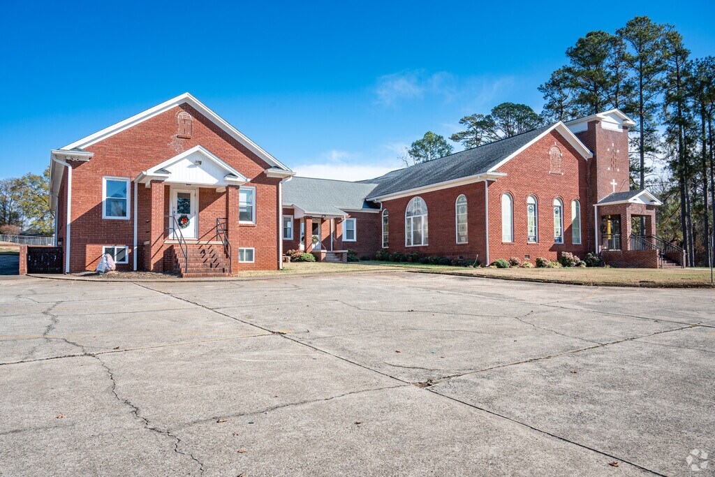 Long Shoals Wesleyan Academy provides education in the neighborhood of 
Lincoln County.