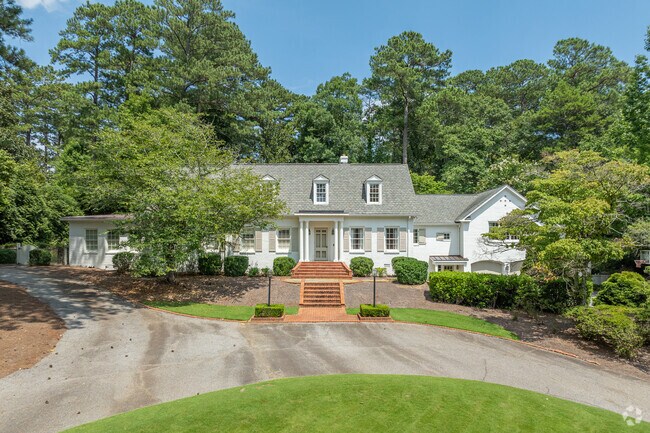 Custom bill estates are hidden throughout the Five Points area.