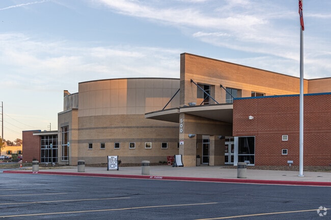 Mary Mae Jones Elementary School has a student to teacher ratio of 17 to 1.