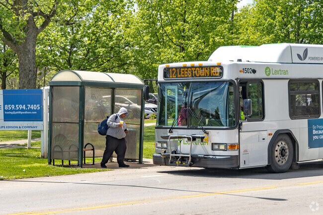 Lextran offers Melrose-Oakpark residents access to a network of bus 25 routes.