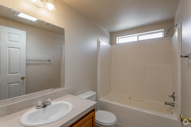 2BR, 1BA - 900SF