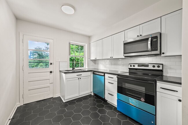 1640 W Northwest Blvd unit 10, Winston Salem, NC 27104 - photo 2