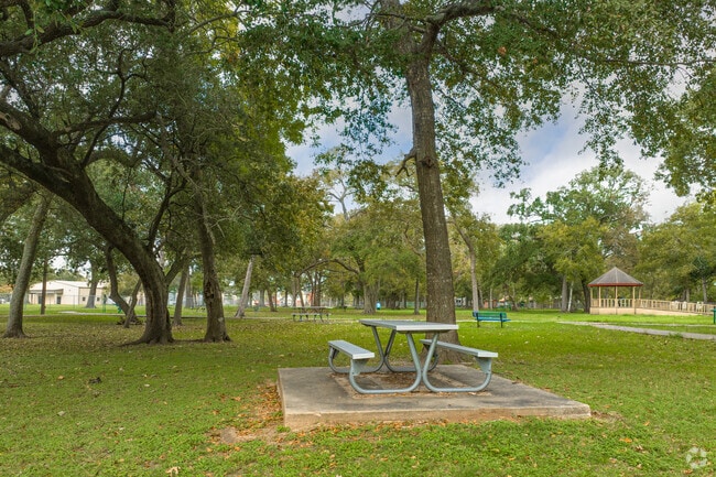 Clute Park offers a disc golf course, horseshoe pits, and tetherball.