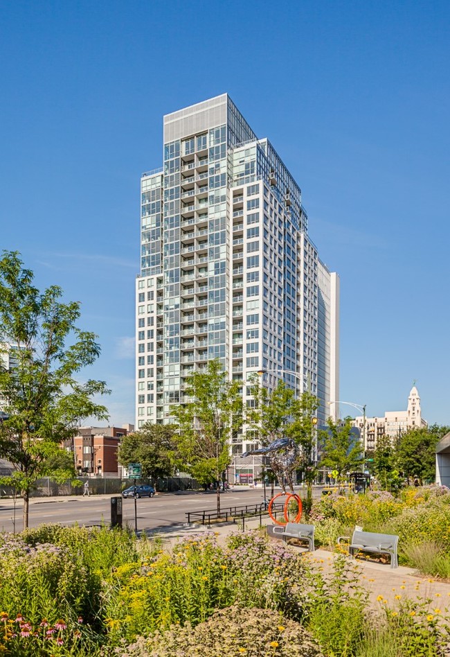 750 N Hudson Ave, Chicago, IL 60654
