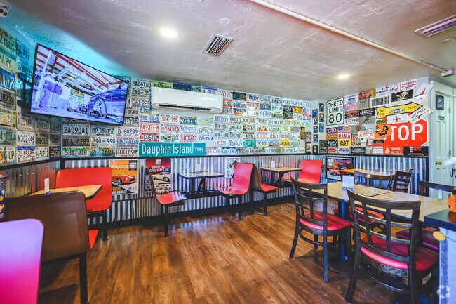 Bama Bob's offers Rosedale residents delicious Southern barbecue.