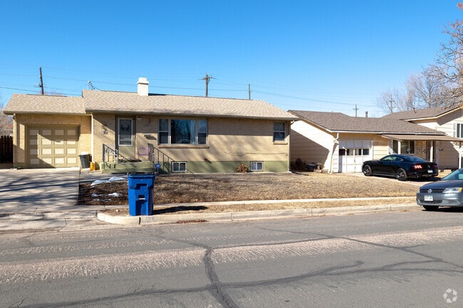 There are several types of homes in and around the Knob Hill neighborhood.