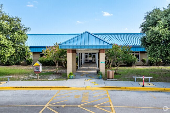 The Bogue Sound Elementary School has a student-teacher ratio of 13 to 1.