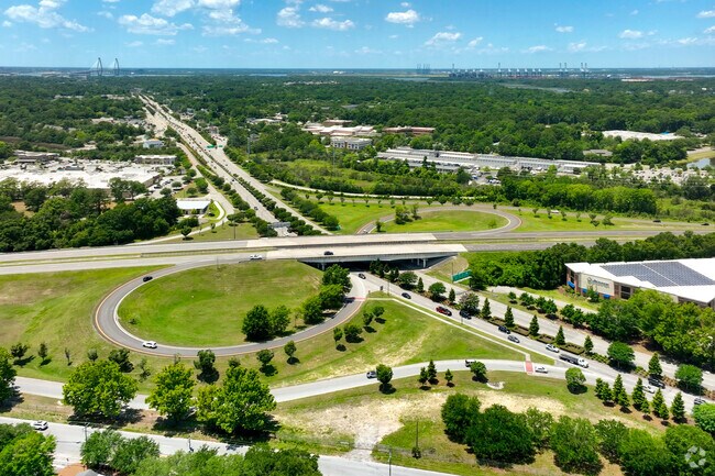 Interstate 526 and Route 17 are the main connecting roads near Snee Farm.