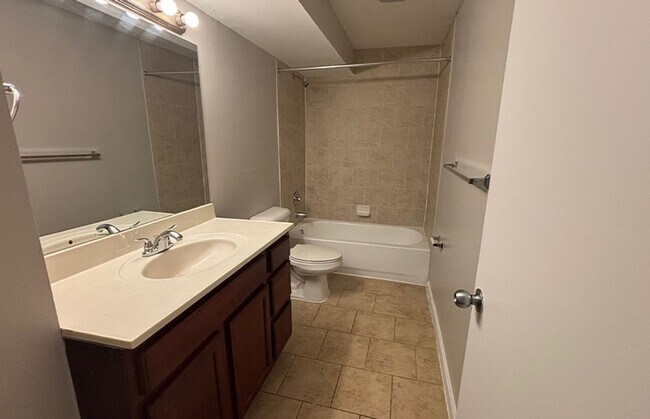 525 Lowell Ave unit 525-08, Cincinnati, OH 45220 - photo 3