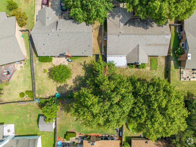 The residents of Longview Lake Estates enjoy a generous backyard for their outdoor gatherings.