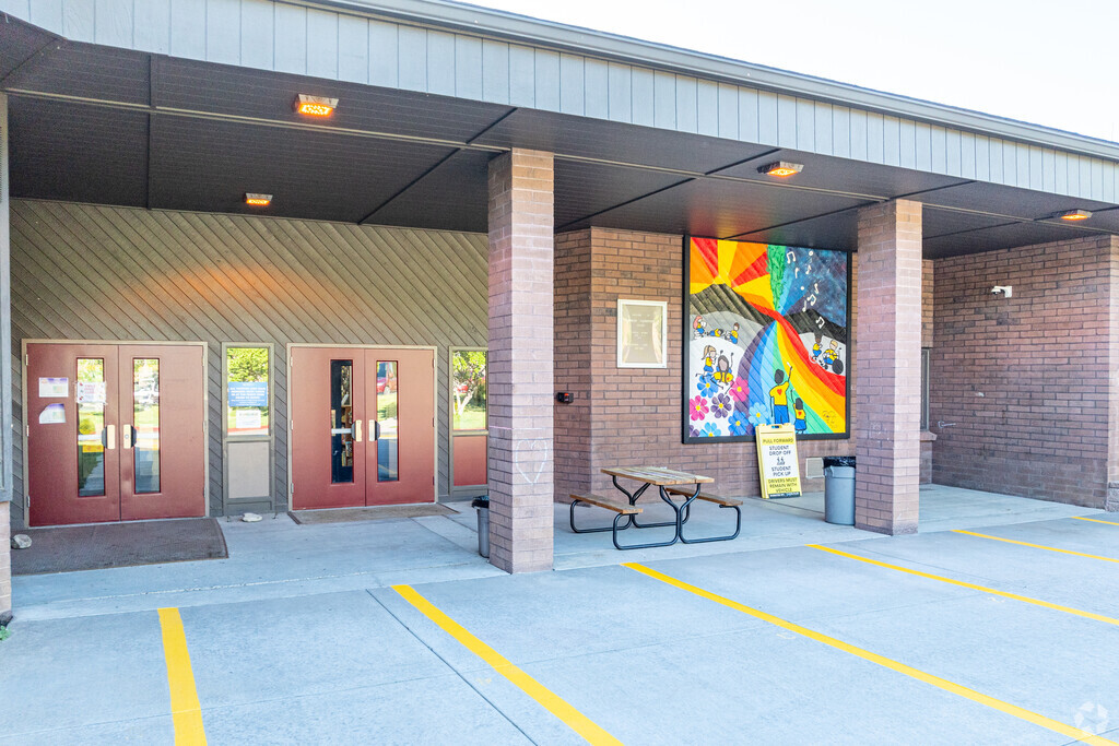 Thomas Knoles Jr Elementary has great teachers and staff.
