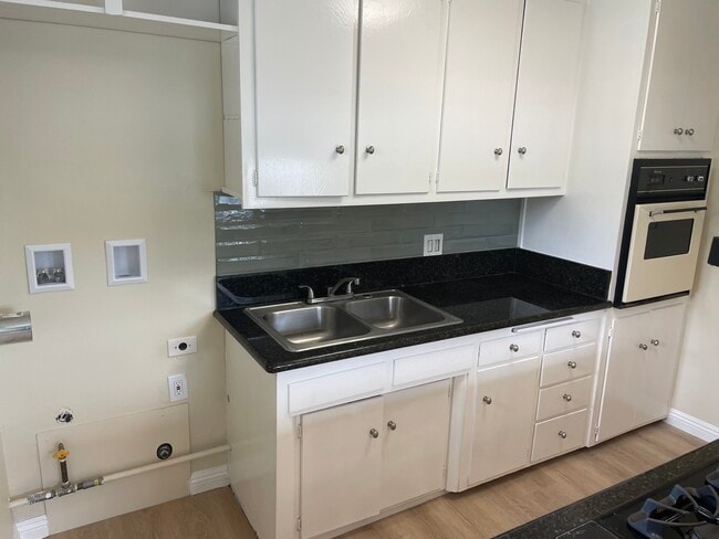 Electric oven, deep kitchen sink, washer/dryer hook-ups, new backsplash