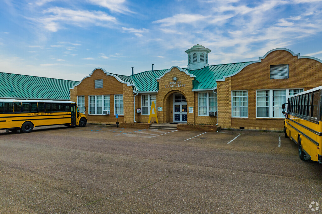 Dundee Elementary School in Robinsonville-Tunica is a part of Tunica County School District and serves children from Pre-K through 5th grade.