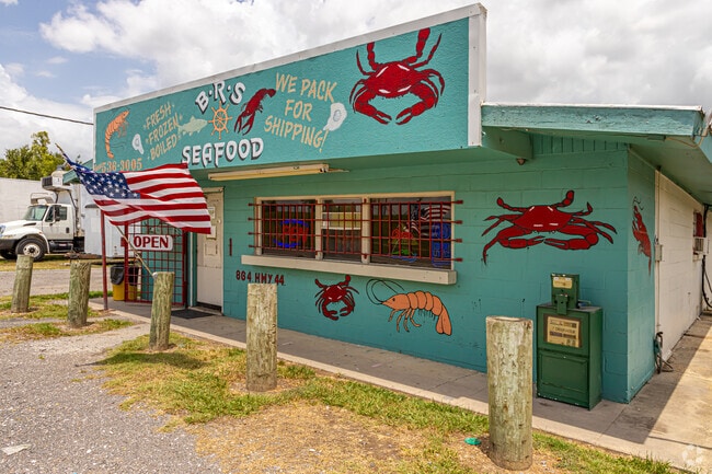 BRS Seafood offers fresh catches including blue crab and Gulf shrimp, perfect for home cooking or special meals.