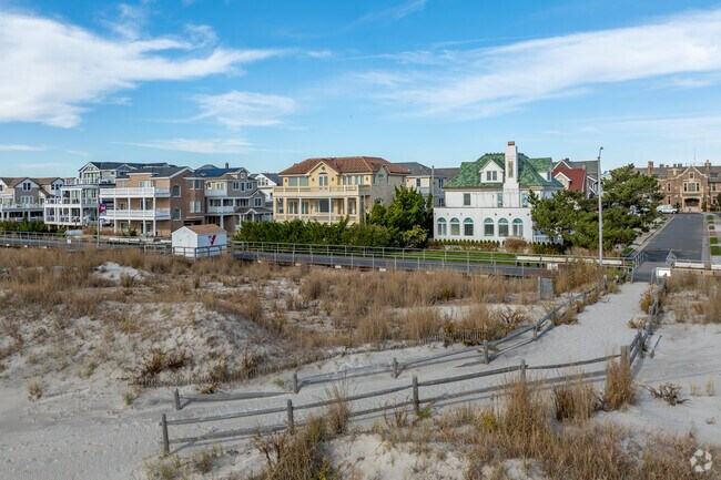 There are many homes right on the water in Margate City.