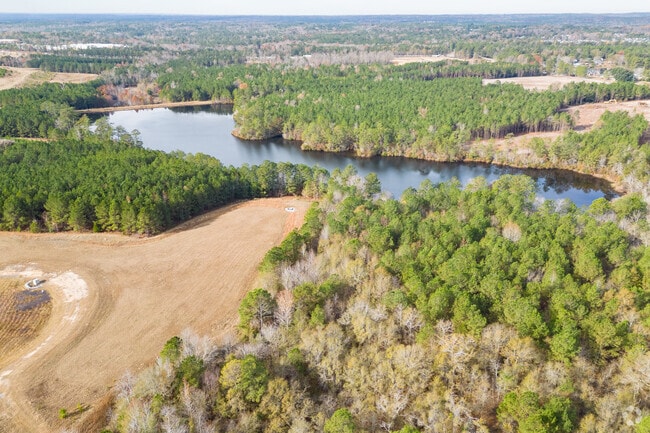 A pleasant lake graces the Killian neighborhood.