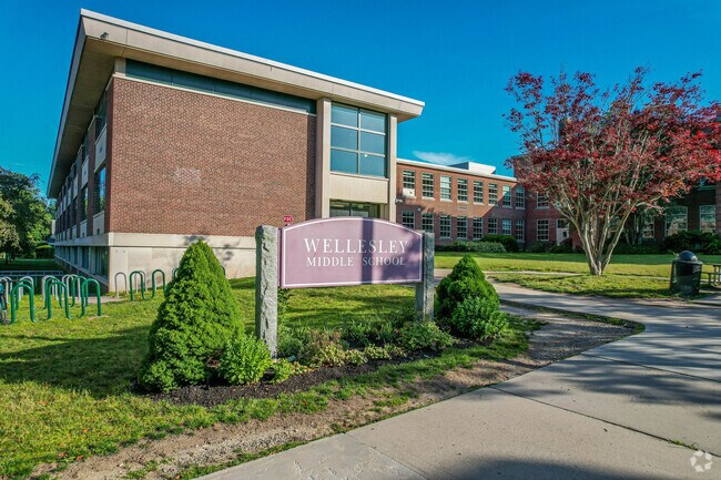 Wellesley Middle School serves students in grades 6-8 and receives an overall grade of A+.
