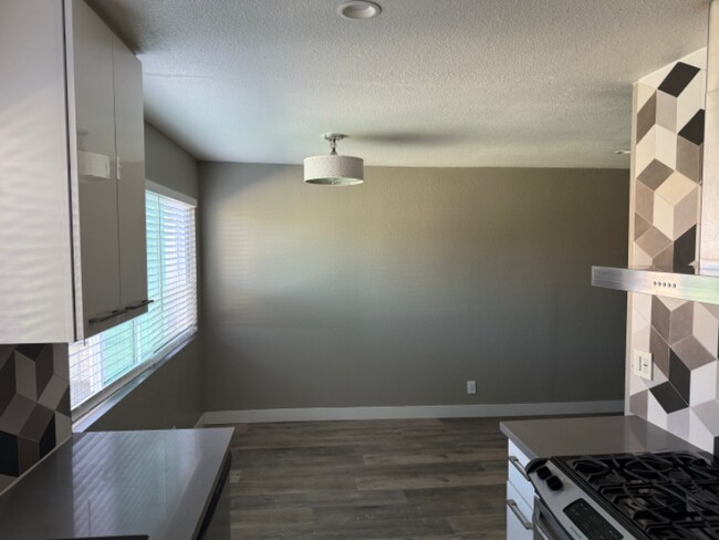 11040 Hesby St unit 102, North Hollywood, CA 91601 - photo 5