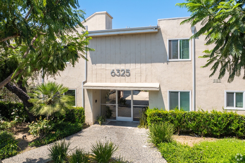 Pet Friendly Apartment Complex in South LA - Gated Parking, Laundry In-Units, Manager On-Site, Los Angeles, CA 90043 - photo 1