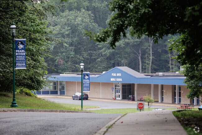 Pearl River Middle School has a student-teacher ratio of 10 to 1.