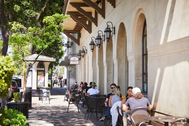 Enjoy a great meal at restaurants along the Burbank sidewalks.