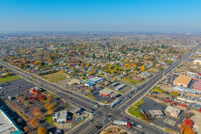 Downtown Sacramento is to the northwest of Glen Elder.