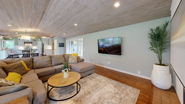 501 SE Sycamore Place, Issaquah, WA 98027 - photo 2