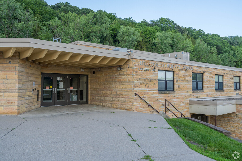 Jefferson Elementary has a student-teacher ratio of 10:1.