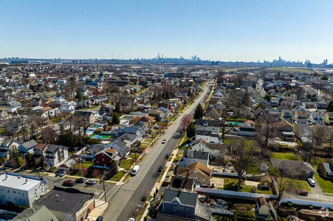 Lyndhurst residents live just 7 miles from Midtown Manhattan.