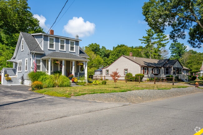 Curving two‑lane roads pass 1970s homes and mature trees in Elliotts Corner.