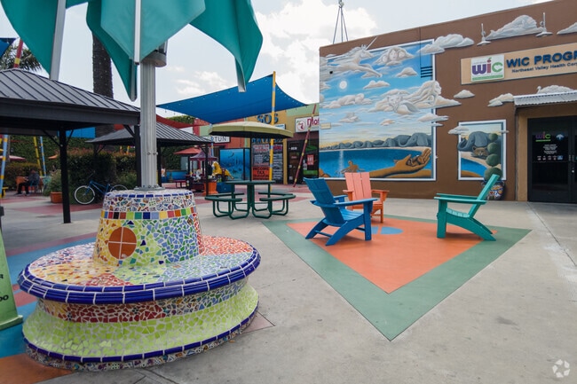 Plaza del Valle in Panorama City is a great walkable shopping district in Panorama City, CA.