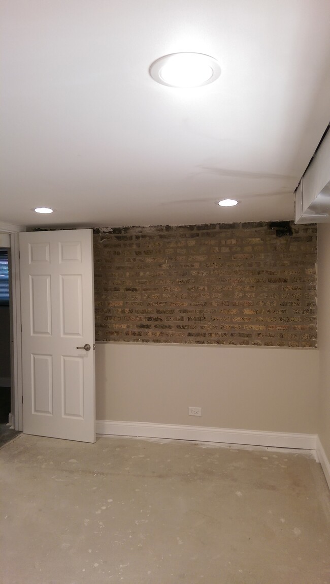 1634 W Roscoe St, Chicago, IL 60657