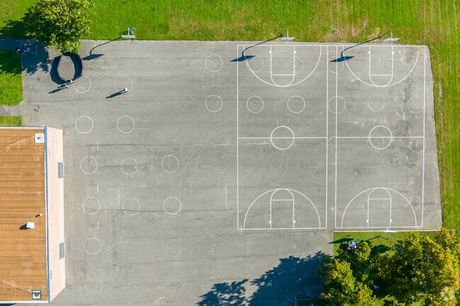 Center Street School is part of the Herricks Union Free School District in Herricks, NY.