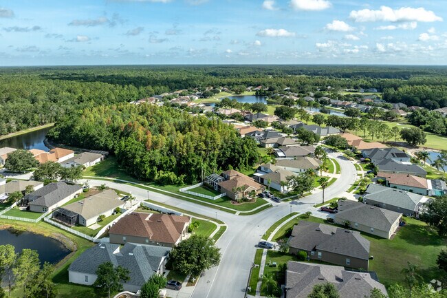 Lexington Oaks is a peaceful, well-kept community inspired by Kentucky’s horse-racing heritage.