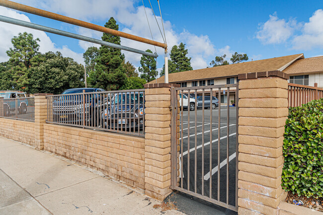 A pedestrian entrance can be accessed from the sidewalk of The Child's Primary School.