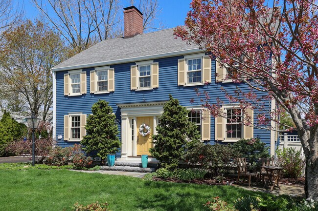 Stately Colonial homes grace New Castle Island, showcasing timeless architecture and a rich sense of history.