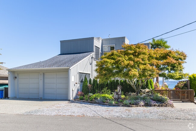 Waterfront homes in Clinton are well maintained on both sides of the property.