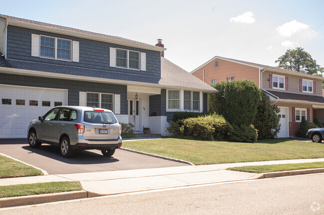 Lattingtown homes range from $899,000 to $15,000,000.