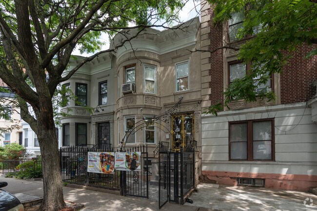Brooklyn's Macademy, where tech education takes center stage.