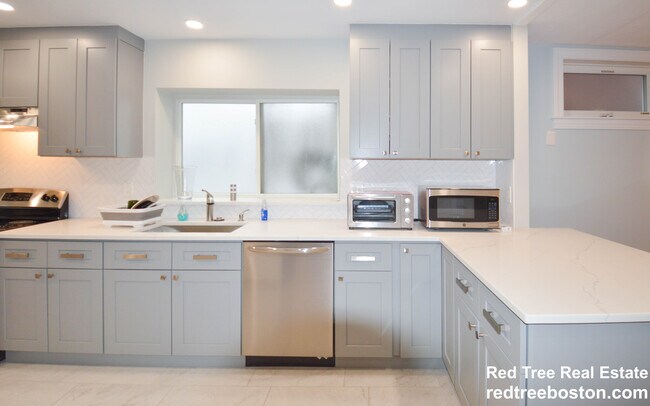 142 Salisbury Rd unit 1, Brookline, MA 02445 - photo 3