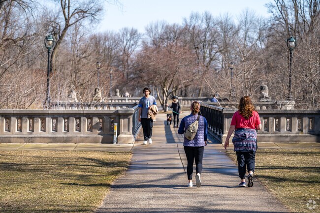 You'll find both grand walkways and secluded trails at Lake Park in Murray Hill.