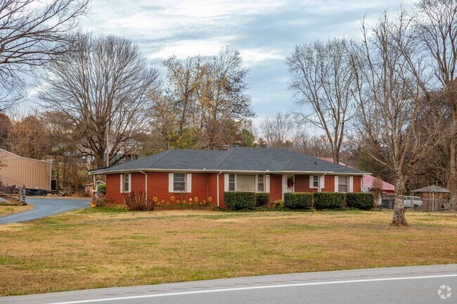 Red brick ranch homes are scattered throughout Castalian Springs.