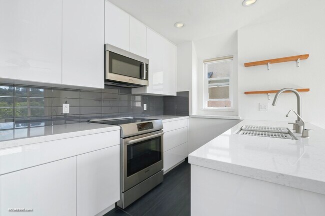 8636 Via Mallorca unit C, La Jolla, CA 92037 - photo 2