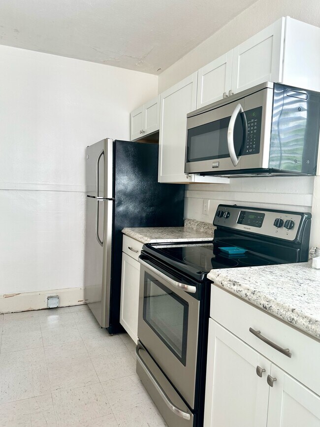 515 E Tuscaloosa St unit 3 Fully Furnished, Florence, AL 35630 - photo 6