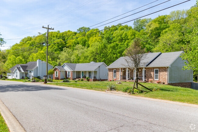 Quiet streets are lined with ranch-style houses in Plantation Estates.