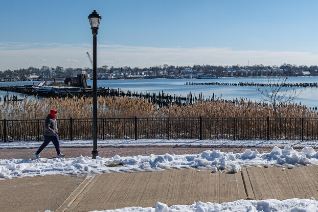 The walkway along the Arthur Kill tidal strait provides Harbortown residents with a scenic spot to enjoy waterfront views.