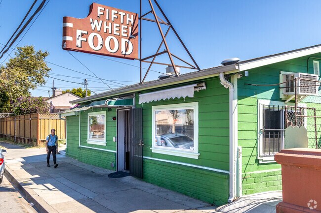 Fifth Wheel Food in Farrelly Pond District is the locals favorite spot for breakfast.